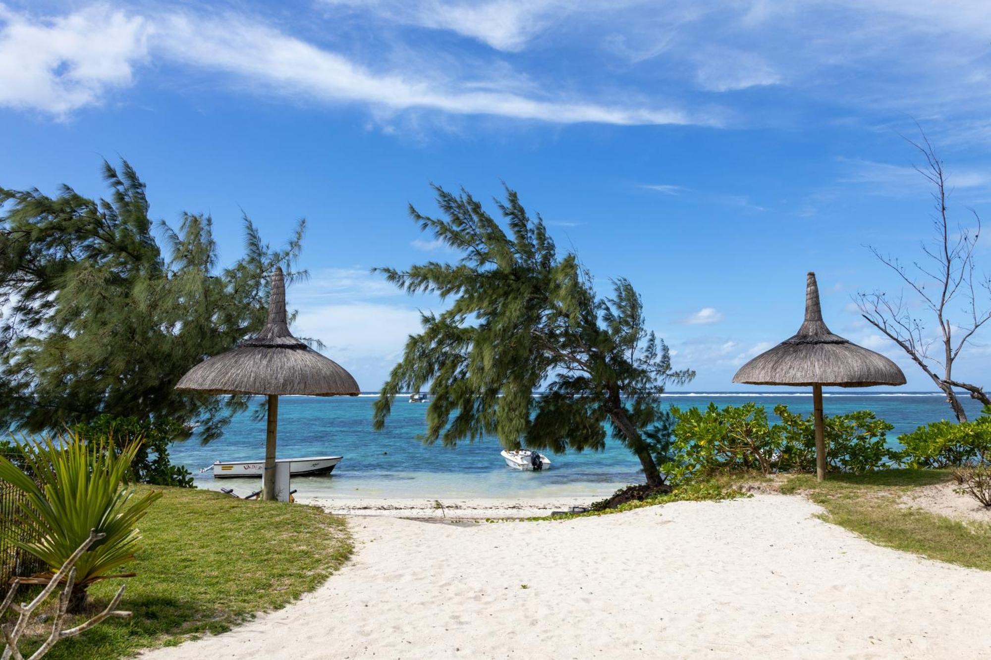 Tropical Beachfront Apartment Belle Mare